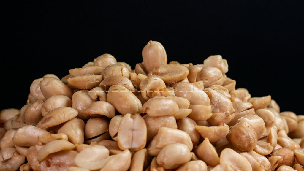 Detail of a pile of crispy and salty shelled roasted peanuts.