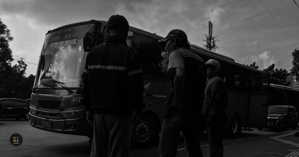 Featured image showing passengers standing near a city bus at the UKI bus stop during evening rush hour.